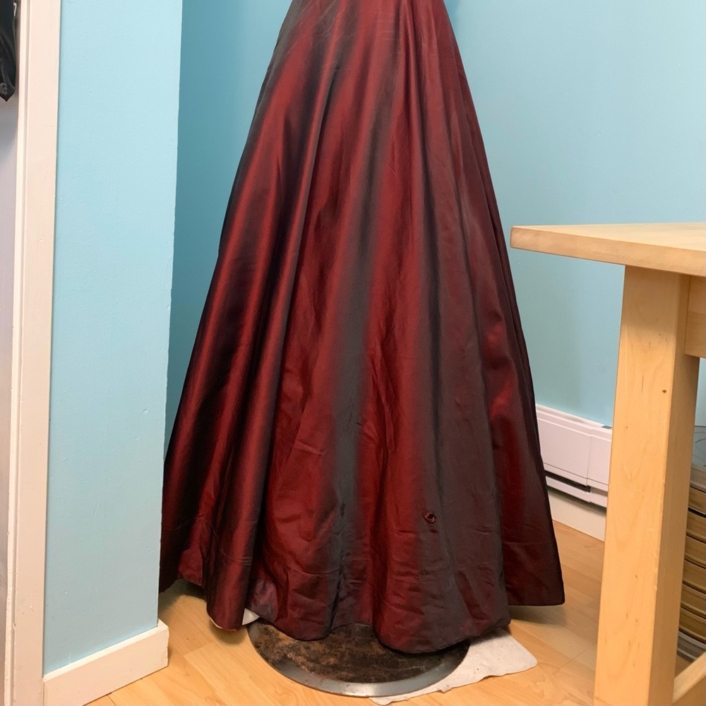 Magnificent Iridescent Red Gown - Picture 3 of 15
